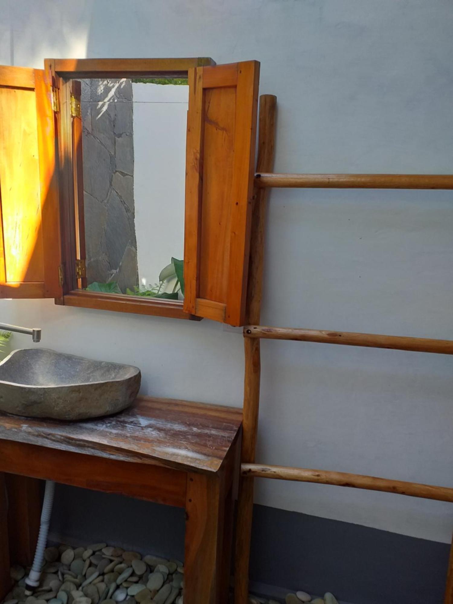 The Geckos Homestay Келімуту Номер фото